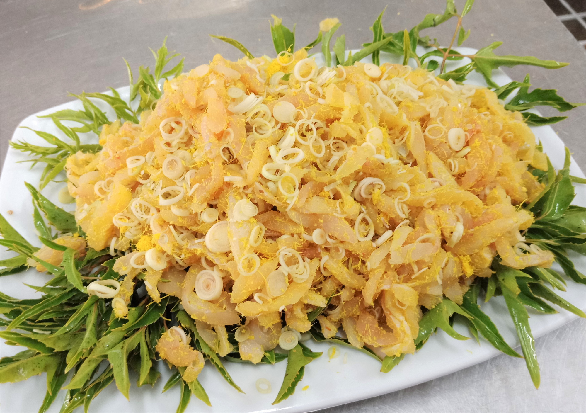 Gỏi Nhệch Thái Bình: Món Quà Biển Cả Dân Dã Mà Tinh Tế Của Đất Lúa