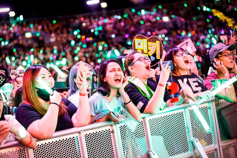 Biển người hâm mộ tại một concert K-Pop