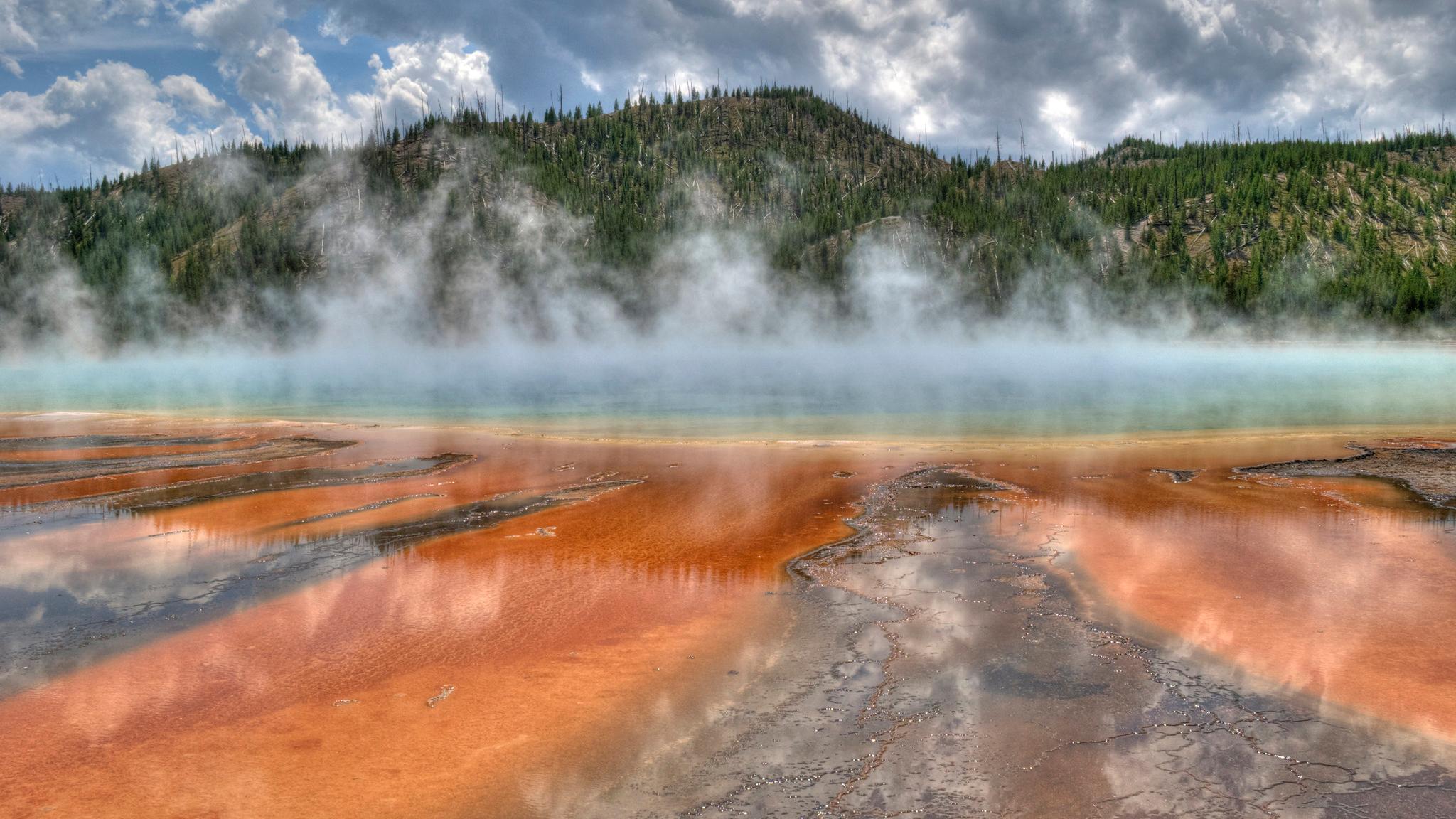 Du khách đi trên lối đi lát gỗ an toàn ở Yellowstone