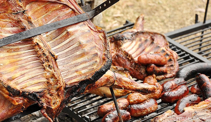 Món Asado, thịt nướng than hồng đặc trưng của Uruguay
