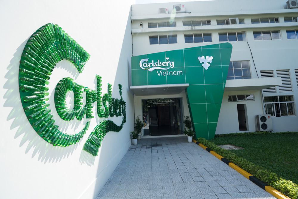 Đại diện Carlsberg Việt Nam trao tặng tiền ủng hộ cho người dân vùng lũ.