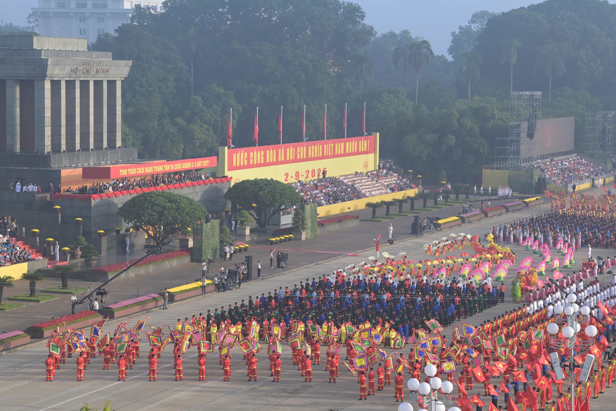 Người dân chờ xem diễu binh