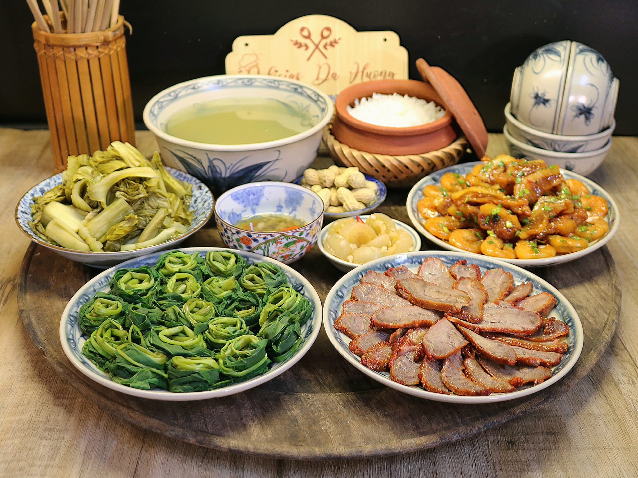 Charles Bonneau dùng đũa ăn cơm Việt