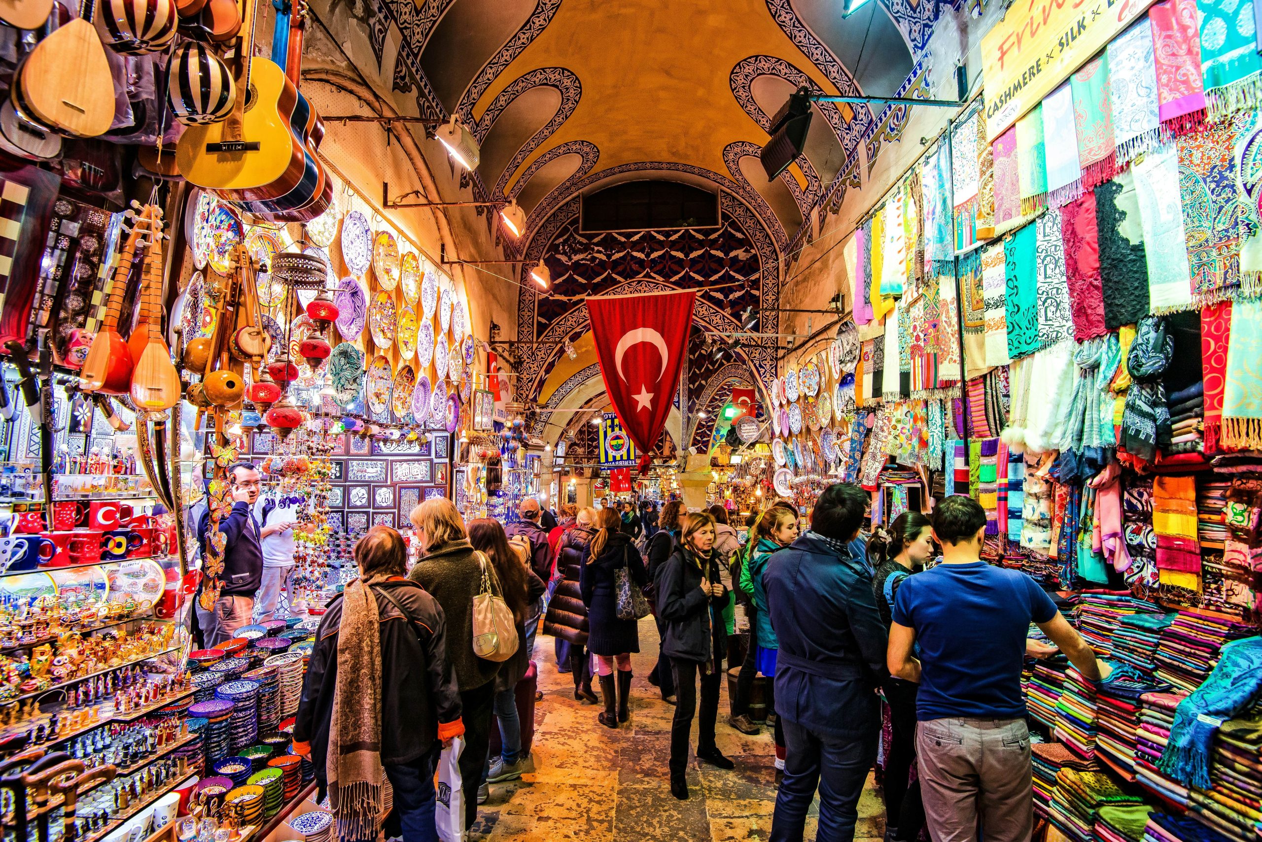 Những góc nhỏ đầy màu sắc tại Grand Bazaar với hàng hóa đa dạng