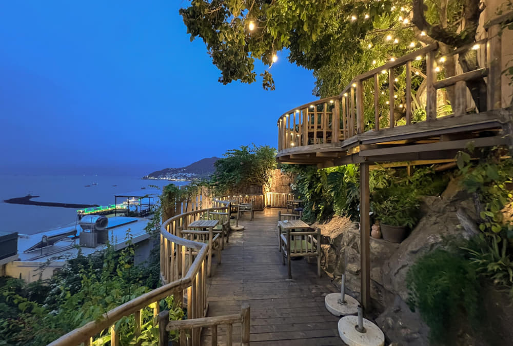 Góc ngồi thư giãn tại Seonjaedo Cafe với view biển