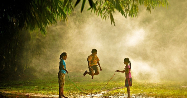 Một người phụ nữ trầm tư nhìn xa xăm, gợi cảm giác buồn man mác