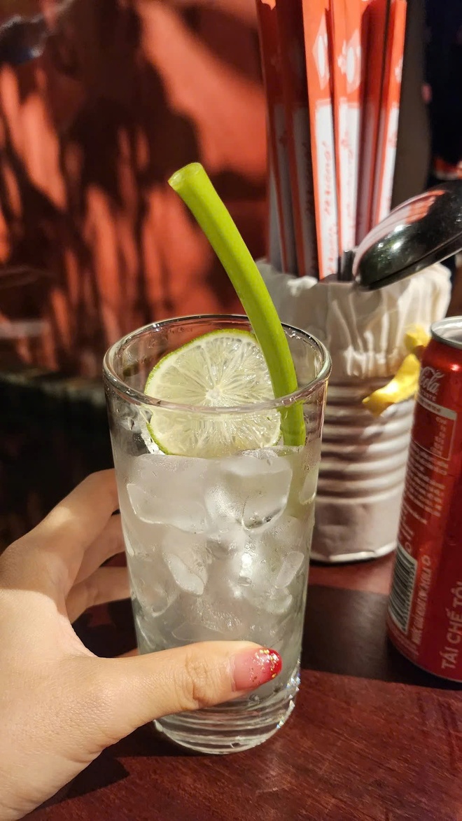 Du khách thích thú dùng ống hút rau muống