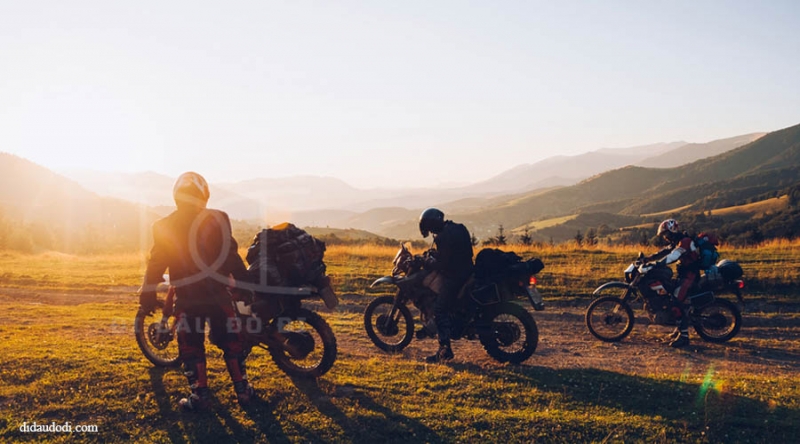 Người đang đi bộ khám phá thiên nhiên