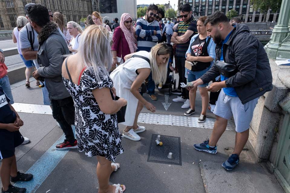 Du khách đang xem bản đồ trên đường phố cổ kính châu Âu, có thể là Praha