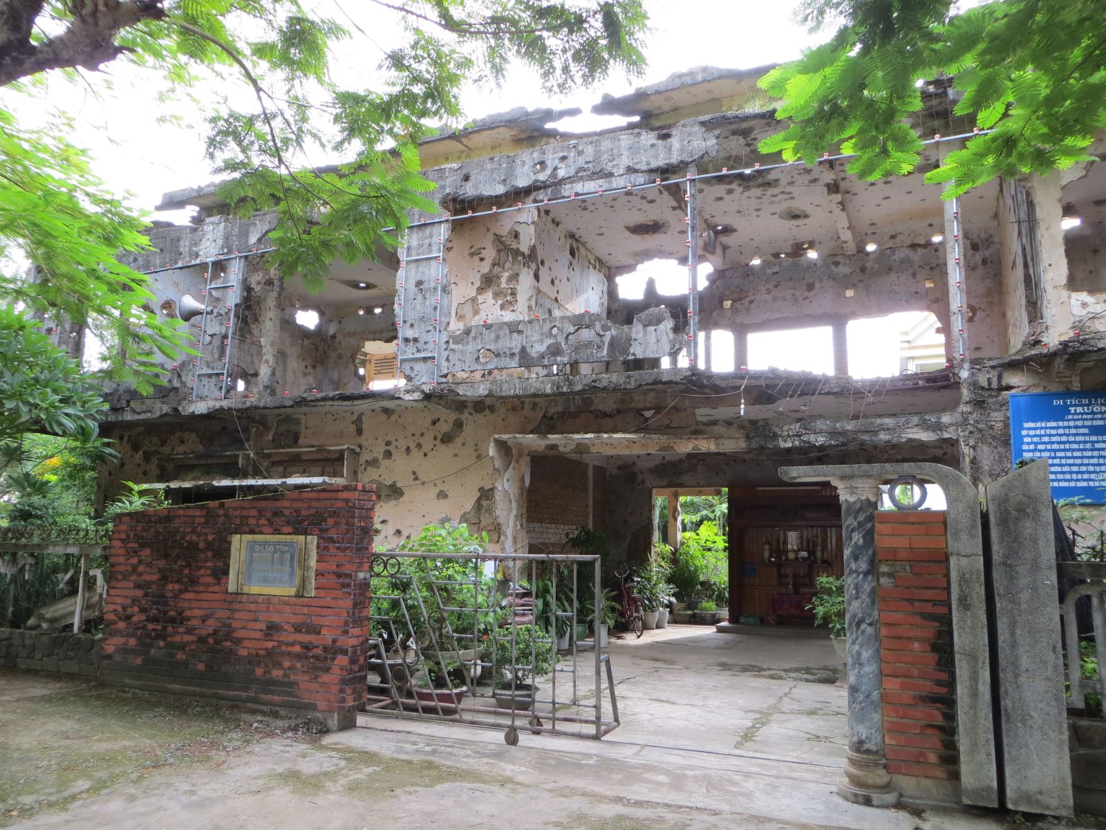 Những vết tích chiến tranh rõ nét trên tường Trường Bồ Đề