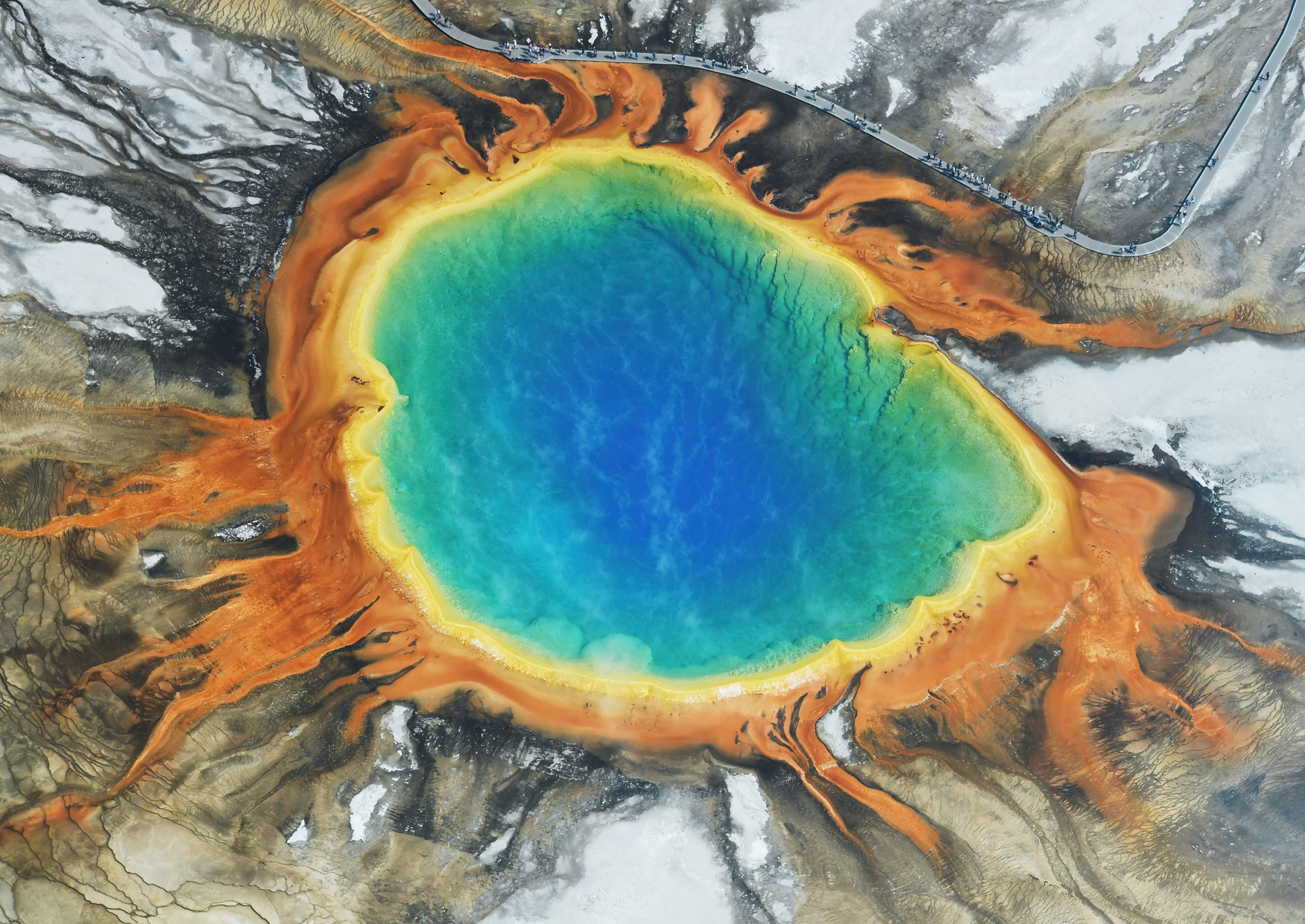 Grand Prismatic Spring nhìn từ trên cao với đủ sắc màu