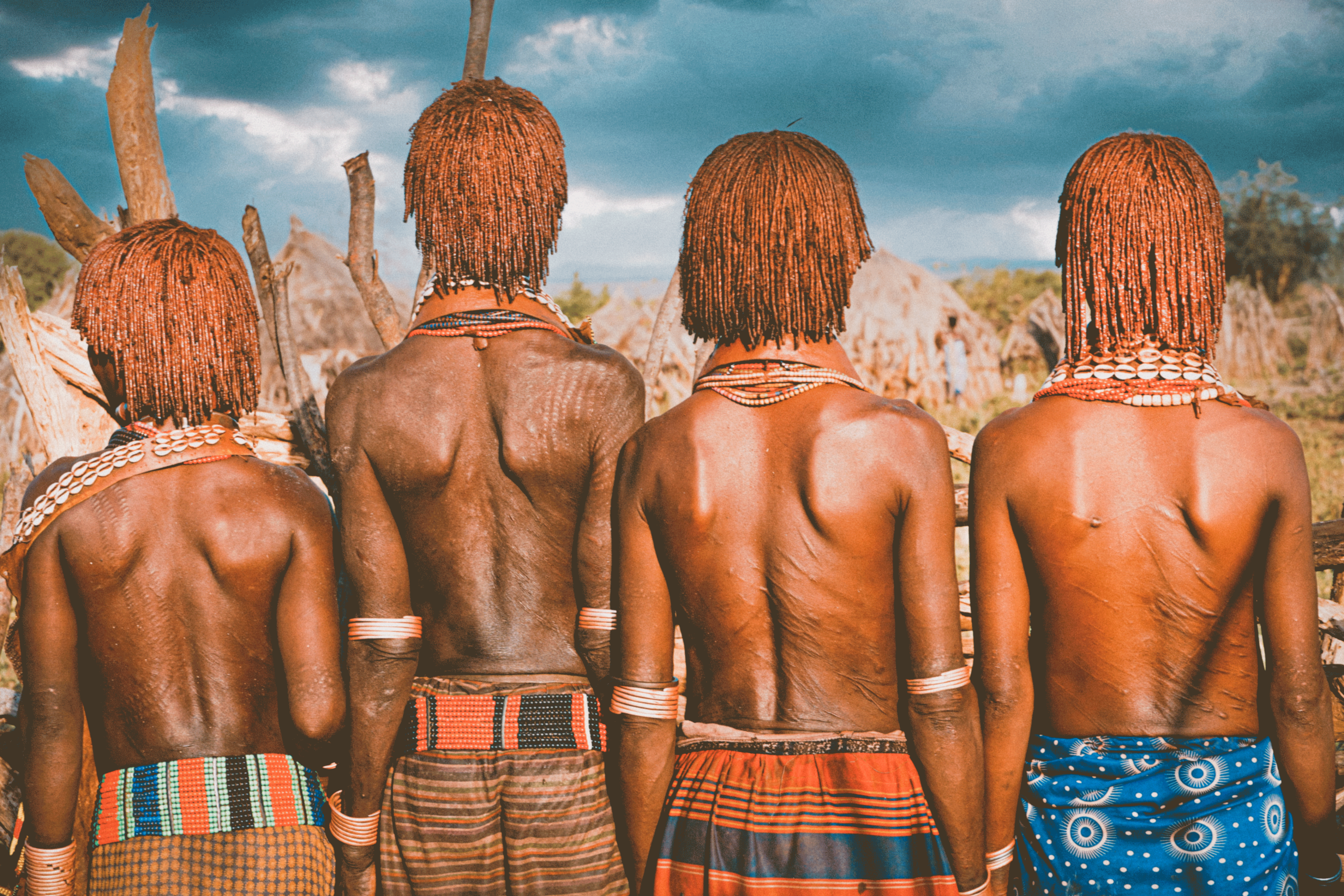 Nhóm người dân bản địa với trang phục truyền thống