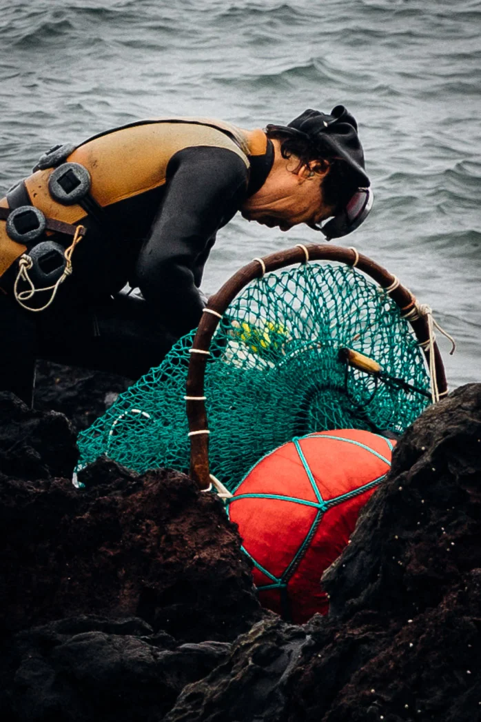 Chân dung một Haenyo lớn tuổi với vết nhăn trên mặt, thể hiện sự từng trải