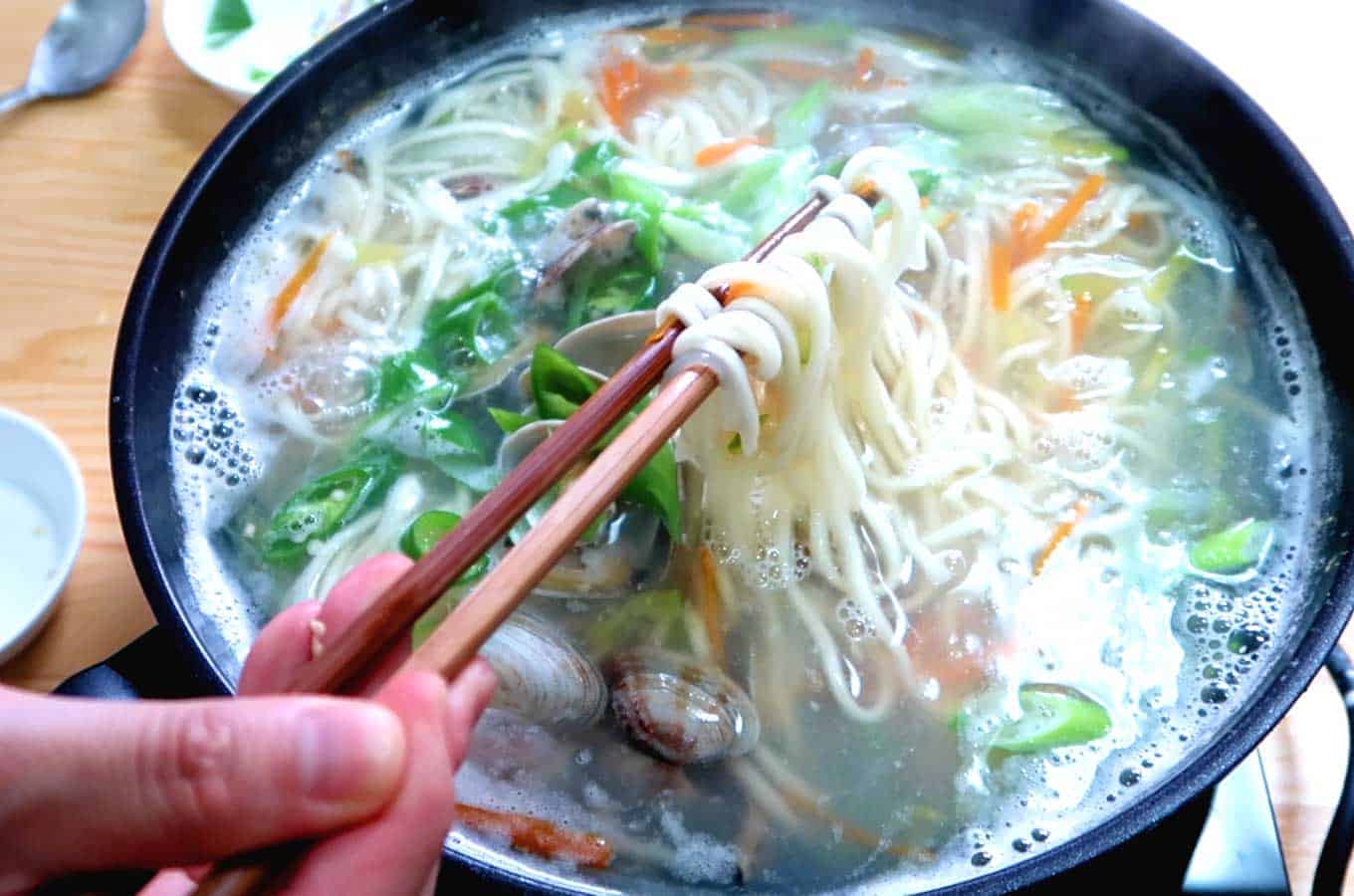 Món Kalguksu đầy đặn, đậm đà hương vị biển
