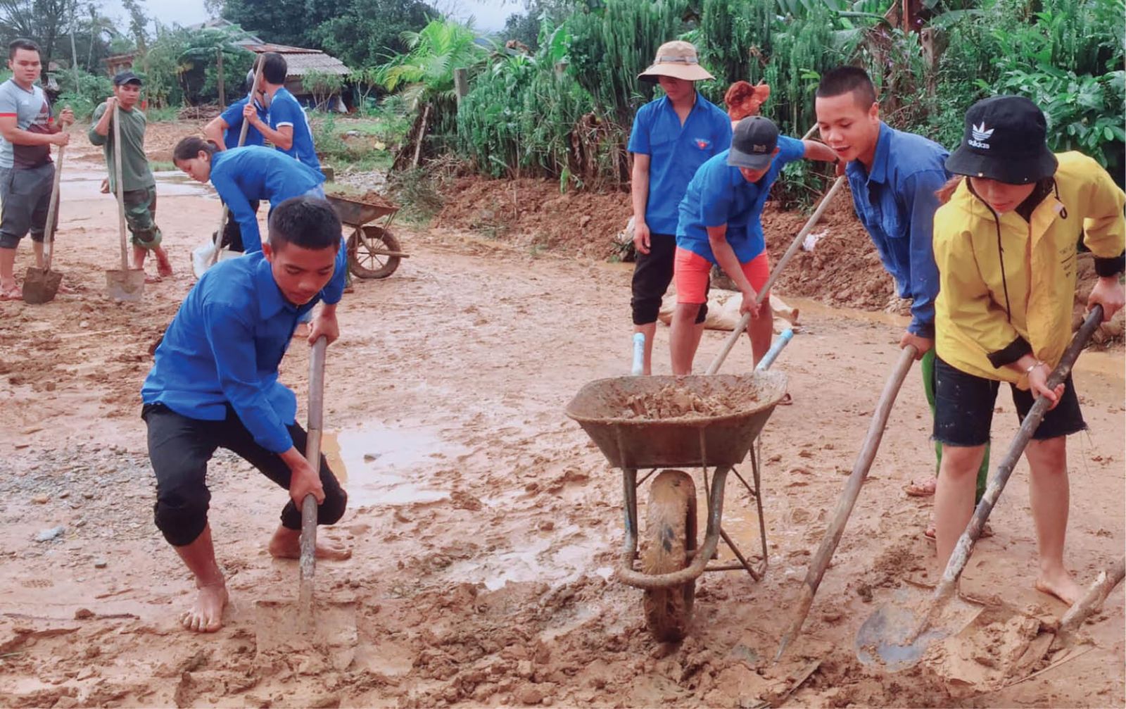 Người dân miền Trung vui mừng nhận được sự hỗ trợ kịp thời sau lũ.