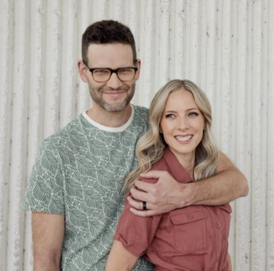 Chris và Steph đang thưởng thức món ăn đường phố Hà Nội