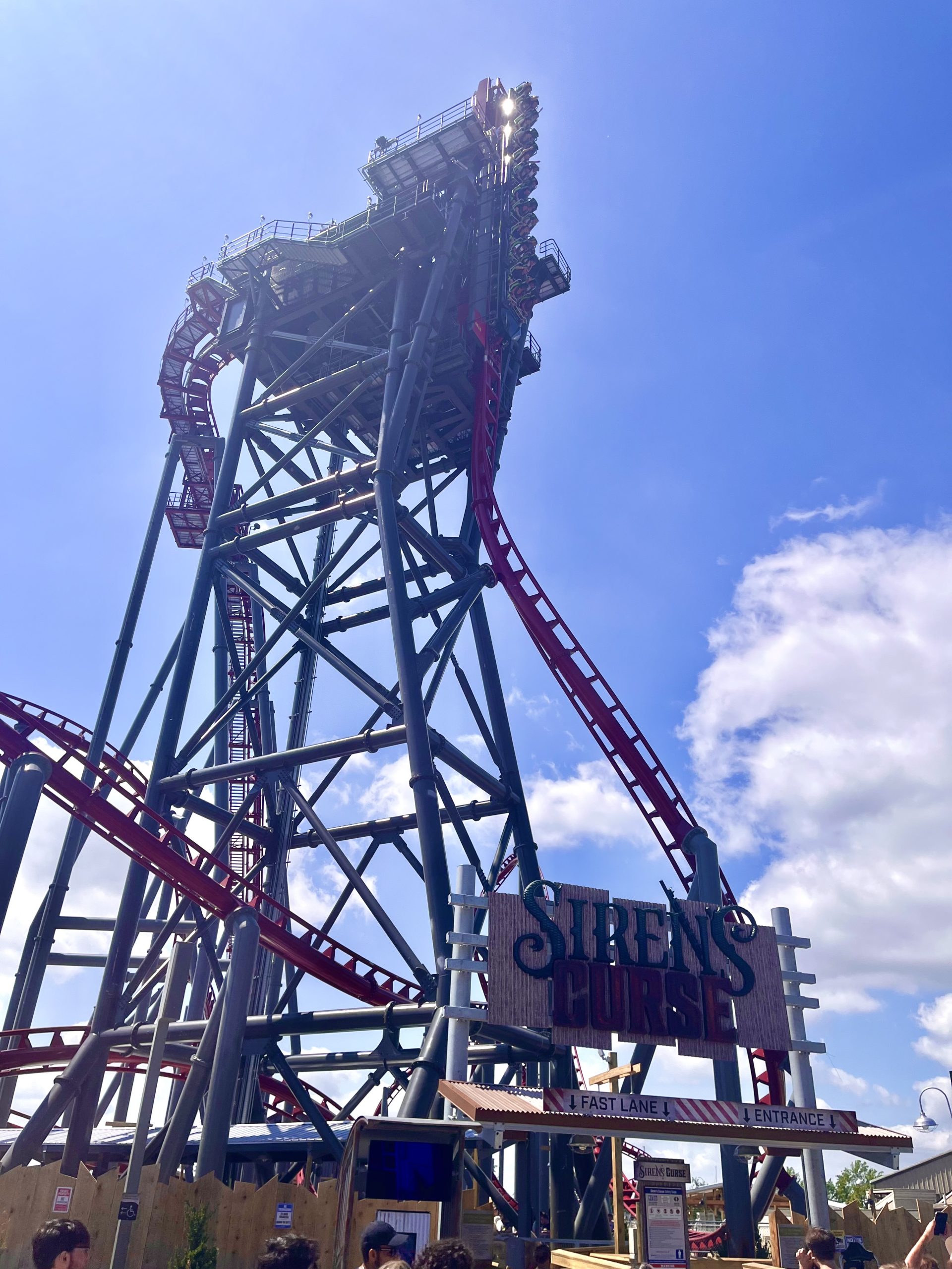 Hình ảnh đồ họa của tàu lượn Siren’s Curse với những đường ray cao chót vót và dốc đứng