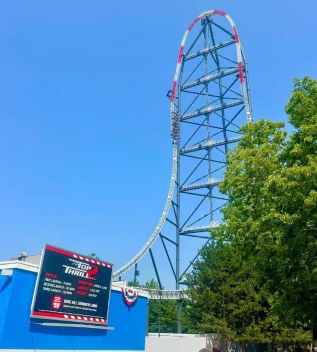 Tàu lượn Top Thrill 2 tại Cedar Point với đường ray cao vút và thiết kế hiện đại