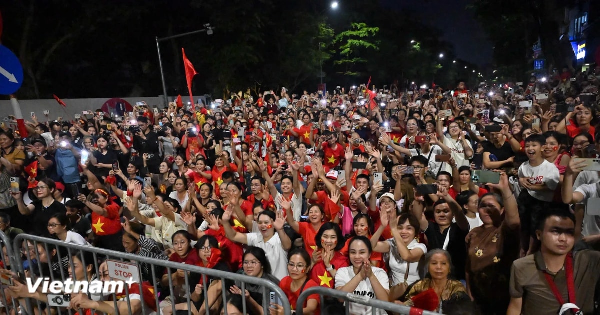 Người dân xem diễu binh qua màn hình LED