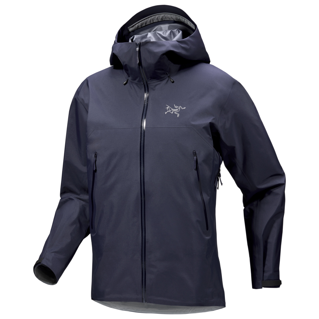 Một chiếc áo khoác Arc'teryx màu xanh đậm