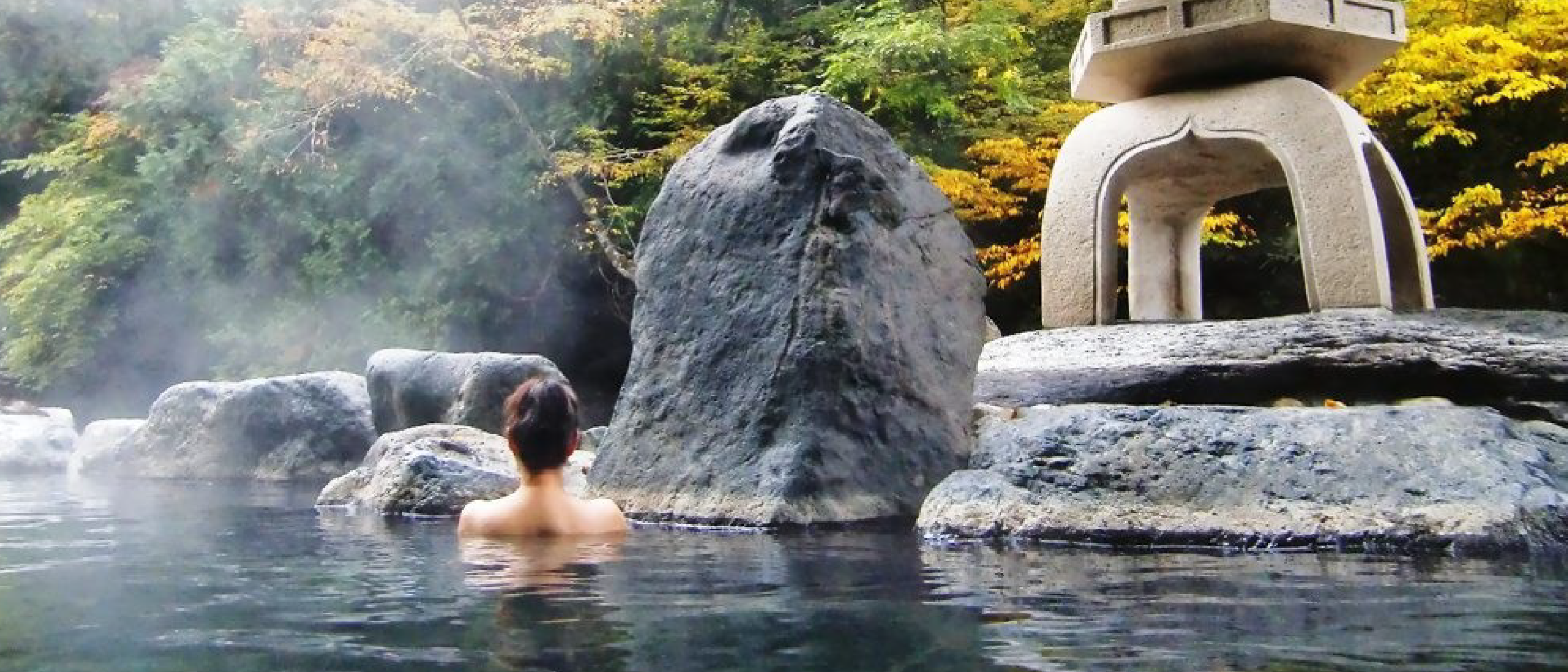 Khung cảnh onsen bình yên với kiến trúc truyền thống Nhật Bản