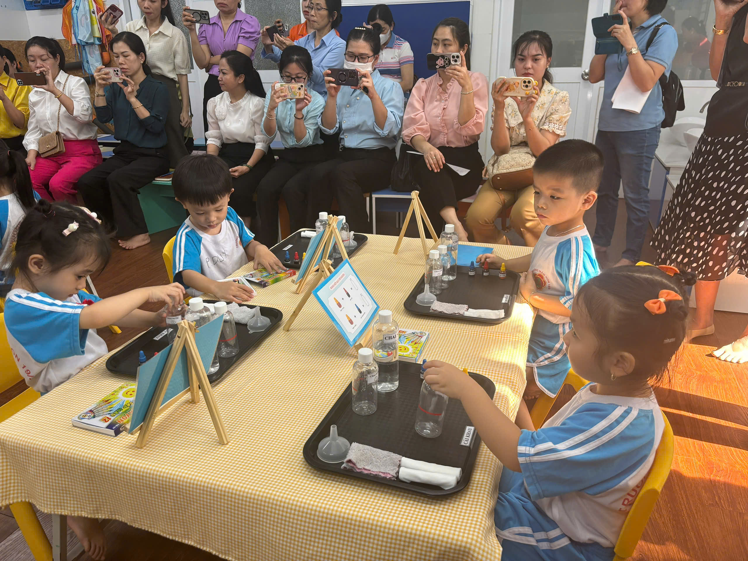 Vận động viên chạy bộ trên đường rừng Cúc Phương đầy thử thách