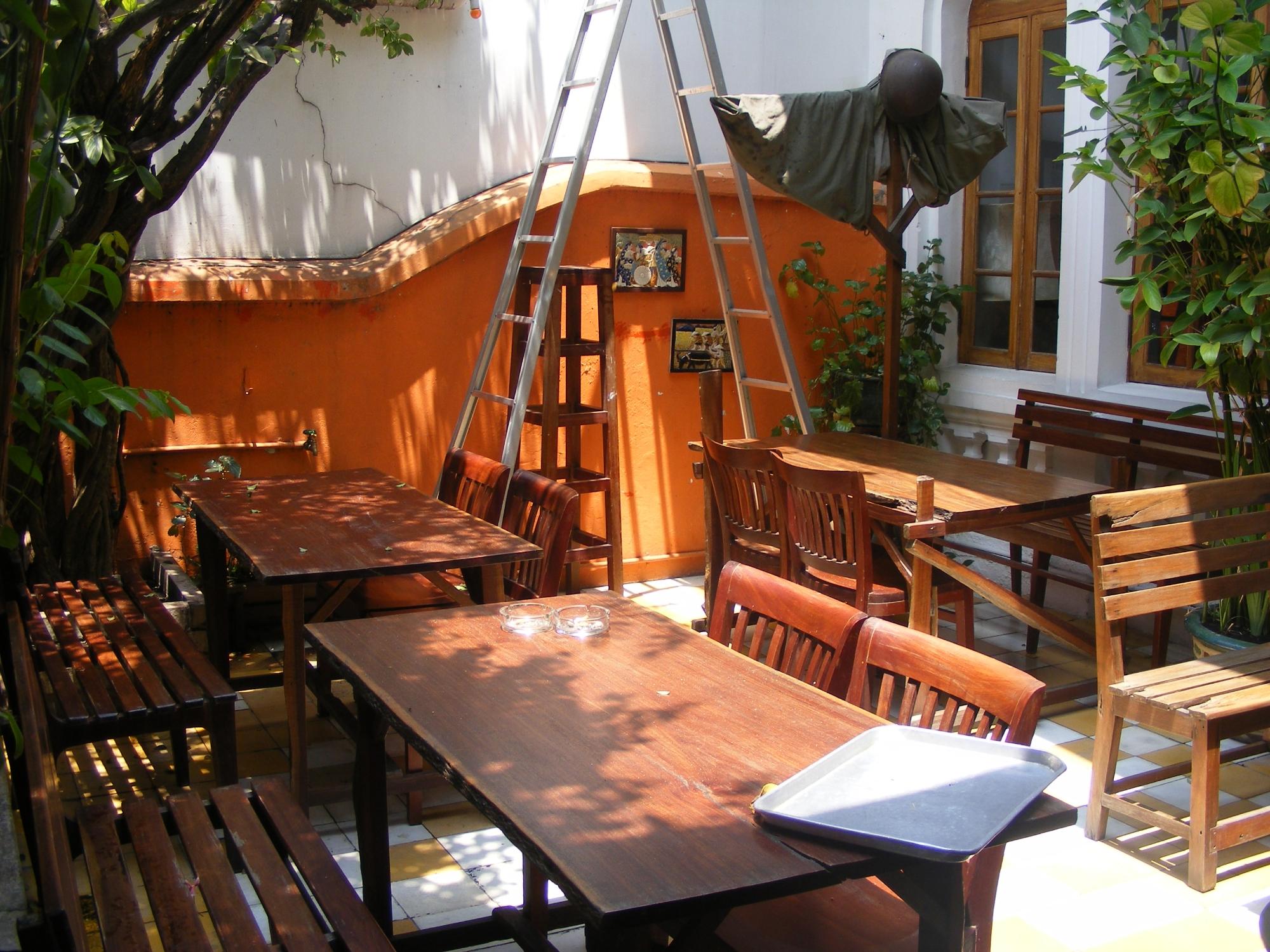 Góc bàn ăn ngoài trời tại Cục Gạch Quán