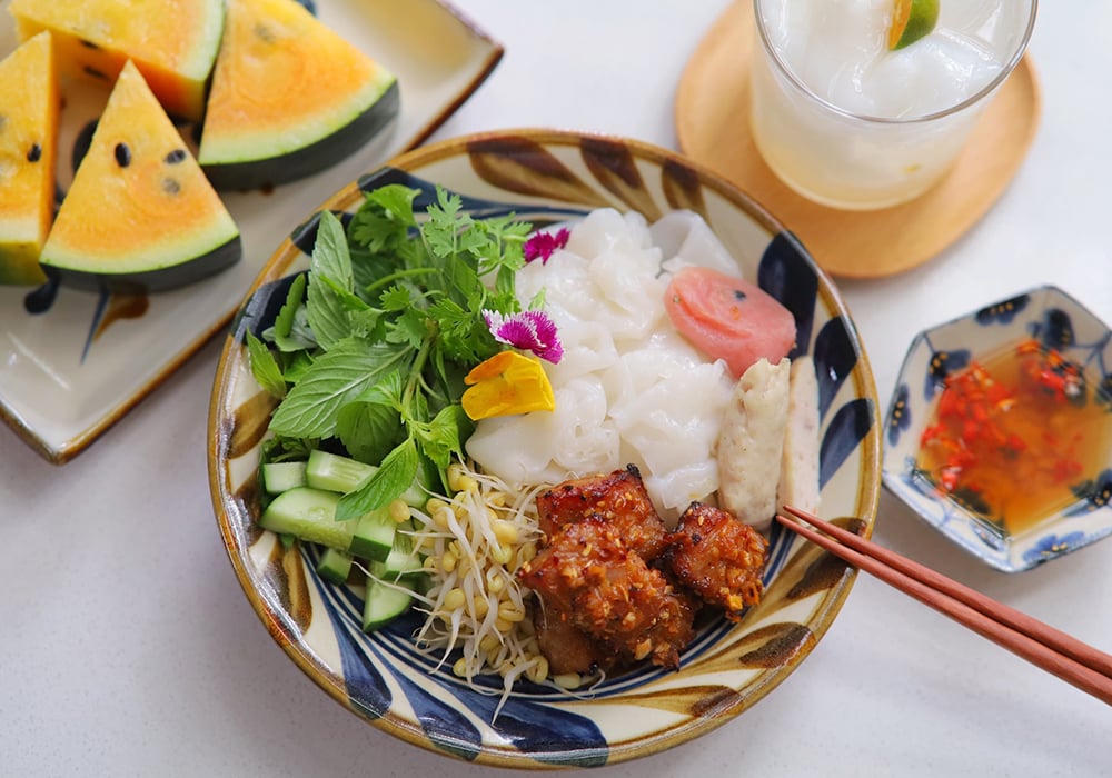 Món bánh ướt thịt nướng hấp dẫn tại Cô Thu BBQ