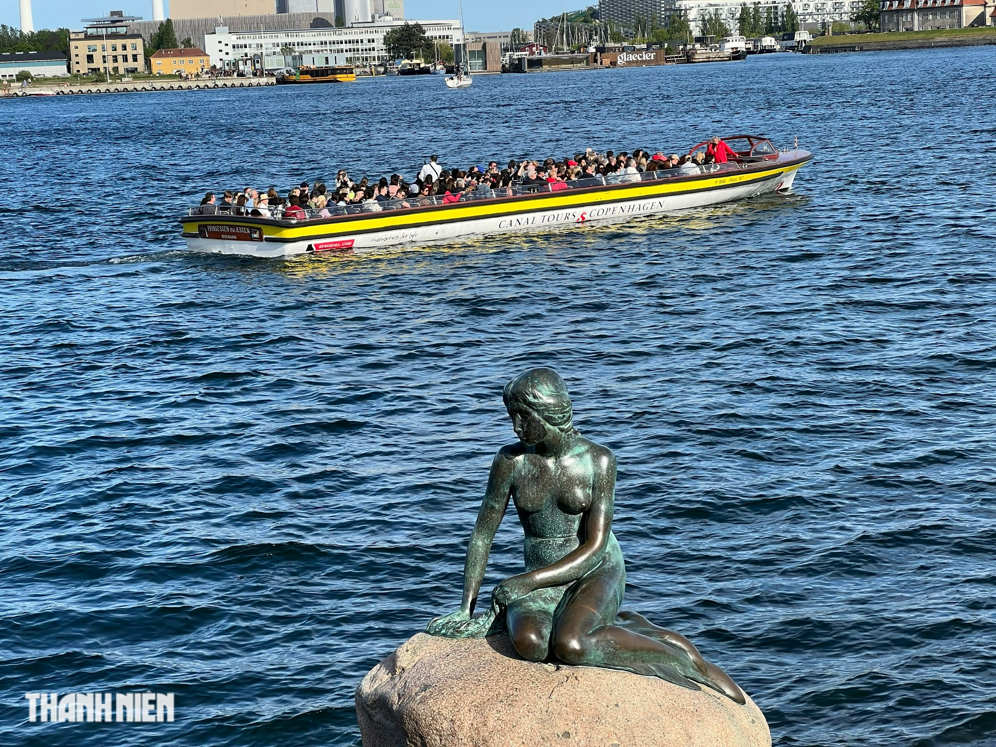 Cận cảnh vòng một gây tranh cãi của bức tượng Big Mermaid