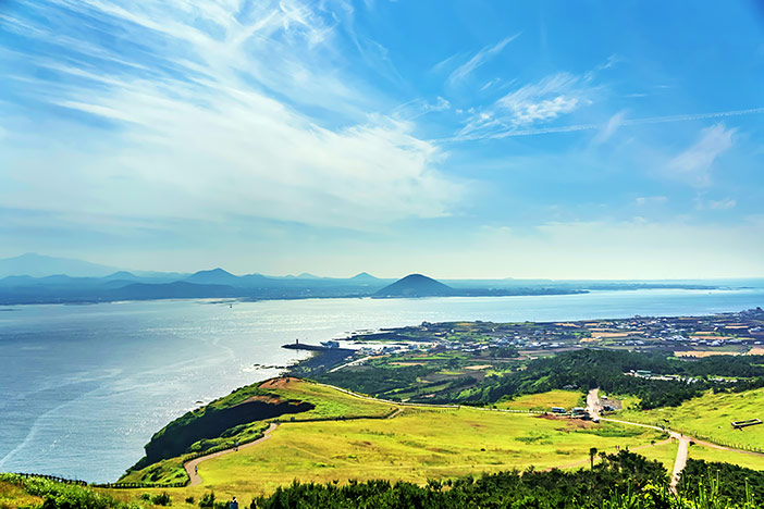 Một quán cà phê bên bờ biển với view hoàng hôn lãng mạn