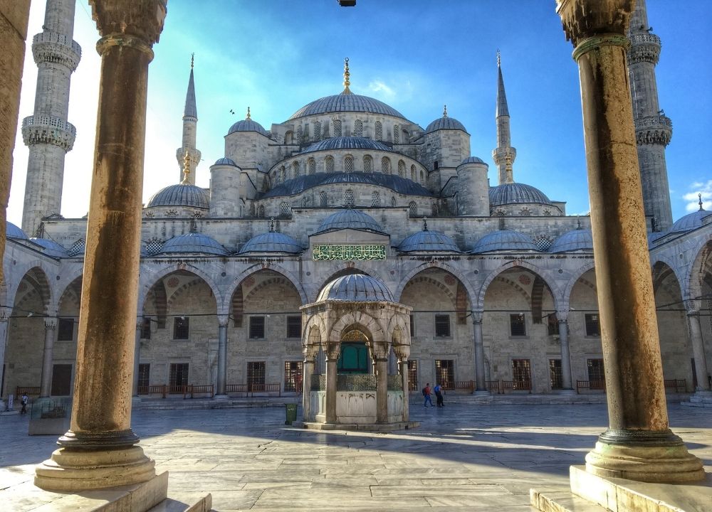 Nội thất xanh huyền ảo của Blue Mosque với các họa tiết tinh xảo