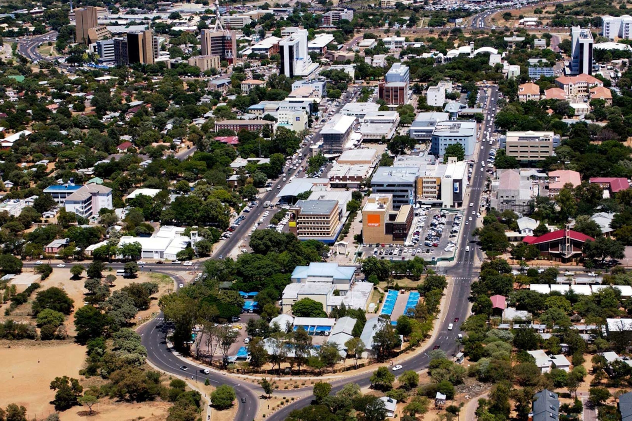 Khoảnh Khắc Voi Mẹ Nổi Giận Ở Botswana: Bài Học Nhớ Đời Cho Mọi Lữ Khách