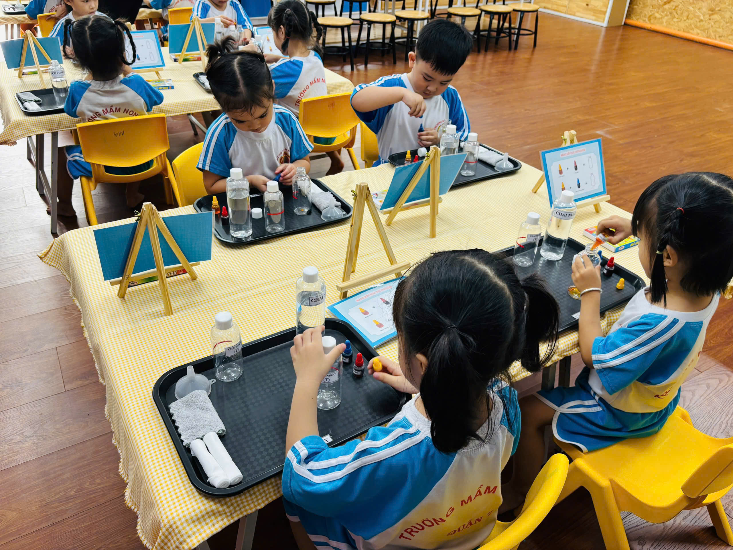 Vận động viên đang kiểm tra đồng hồ GPS định vị trong rừng