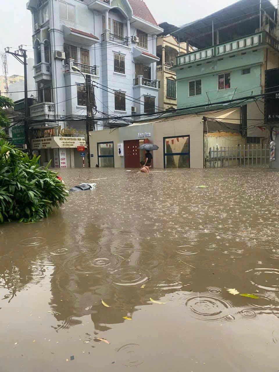 Khi “Lạc Êm” Thành “Lạc Giữa Biển Nước”: Chuyện Về Quán Cafe Kiên Cường Nhất Hà Thành!