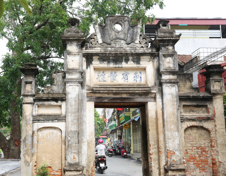 Cổng làng Diềm cổ kính