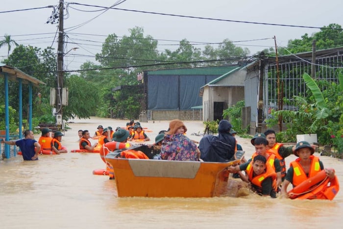 Hình ảnh người dân nhận hỗ trợ trong bão lũ
