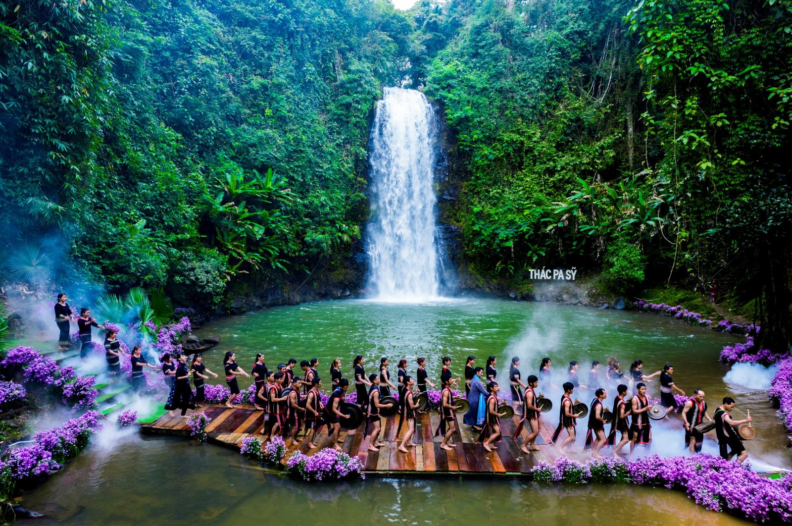 Du thuyền trên hồ Rừng chết