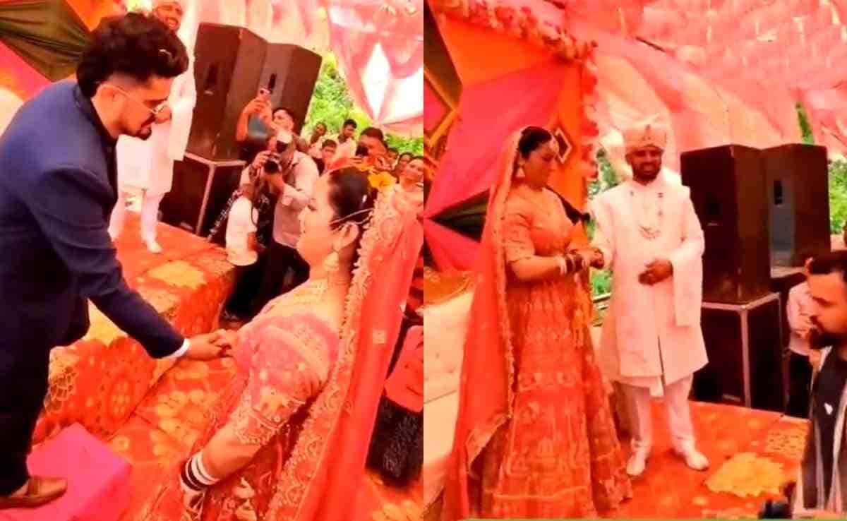 Cô dâu và chú rể trong trang phục truyền thống tại đám cưới ở Himalaya