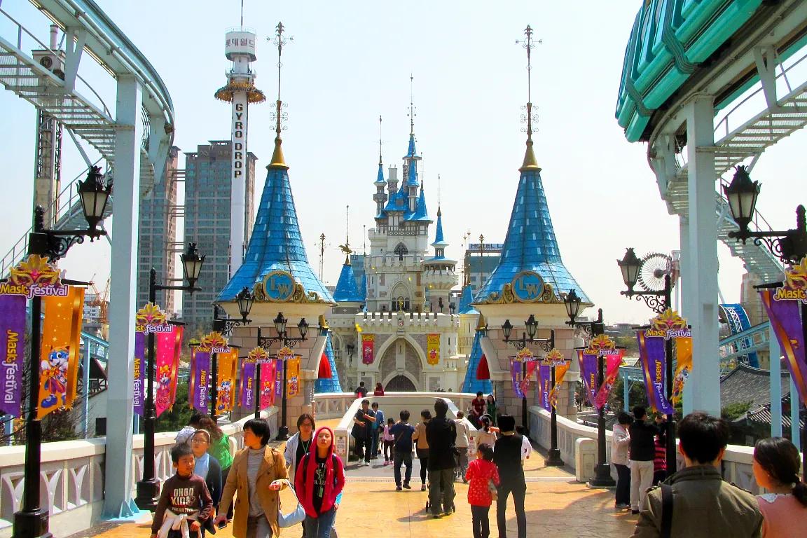 Cảnh quan yên bình với ngựa và cây thông giữa cánh đồng tuyết