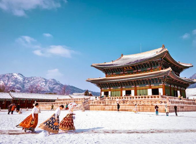 Du khách thưởng ngoạn cảnh sắc mùa đông trên đỉnh núi