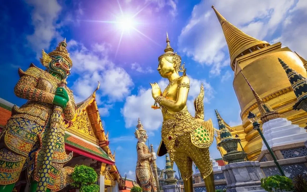 Du khách diện đồ mát mẻ ở Bangkok