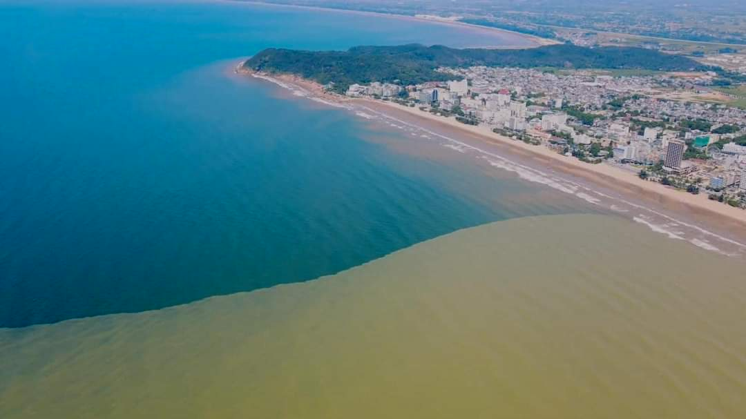 Du khách dạo bước trên con đường cát giữa biển khơi