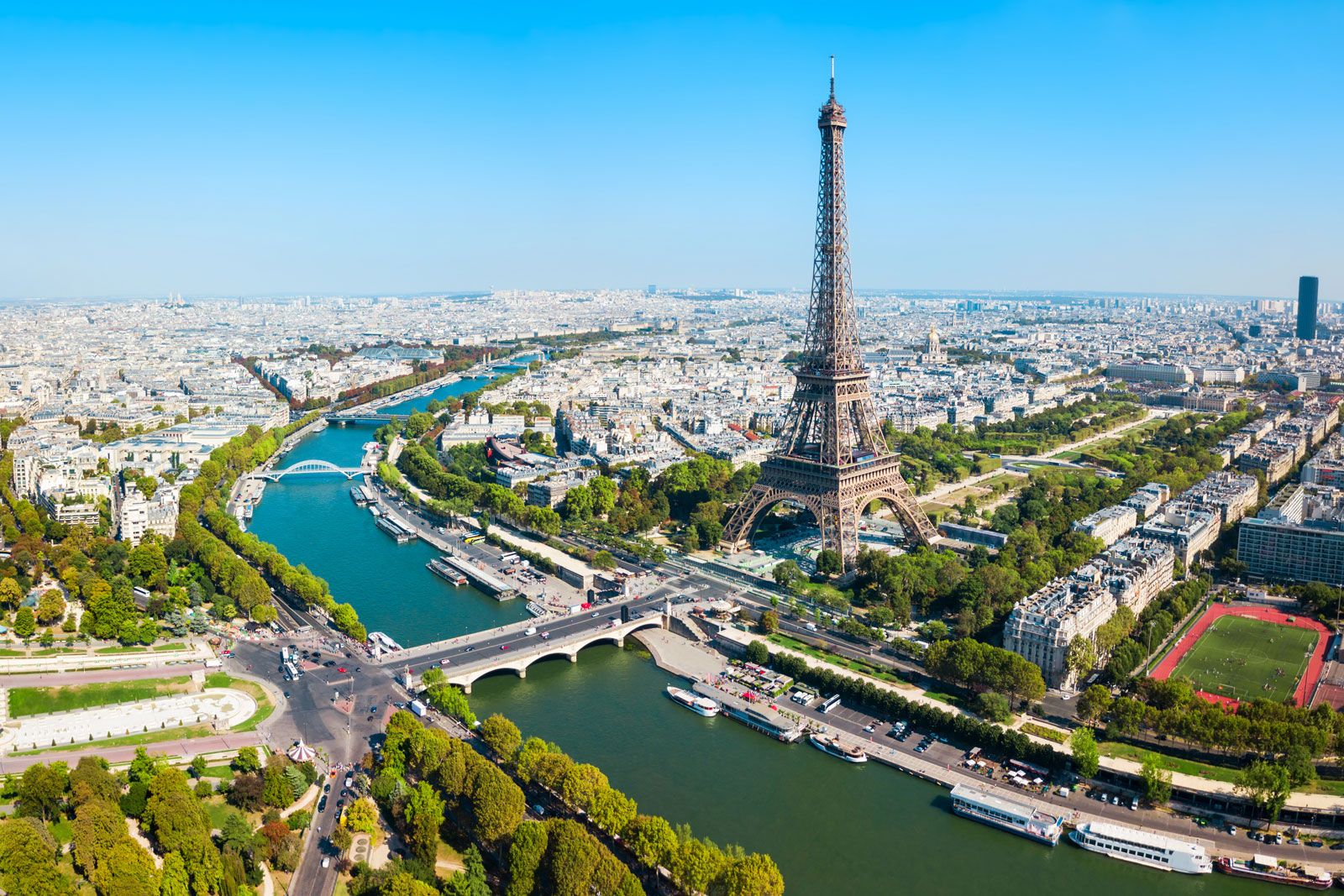 Toàn cảnh thành phố Paris với tháp Eiffel kiêu hãnh nhìn từ trên cao