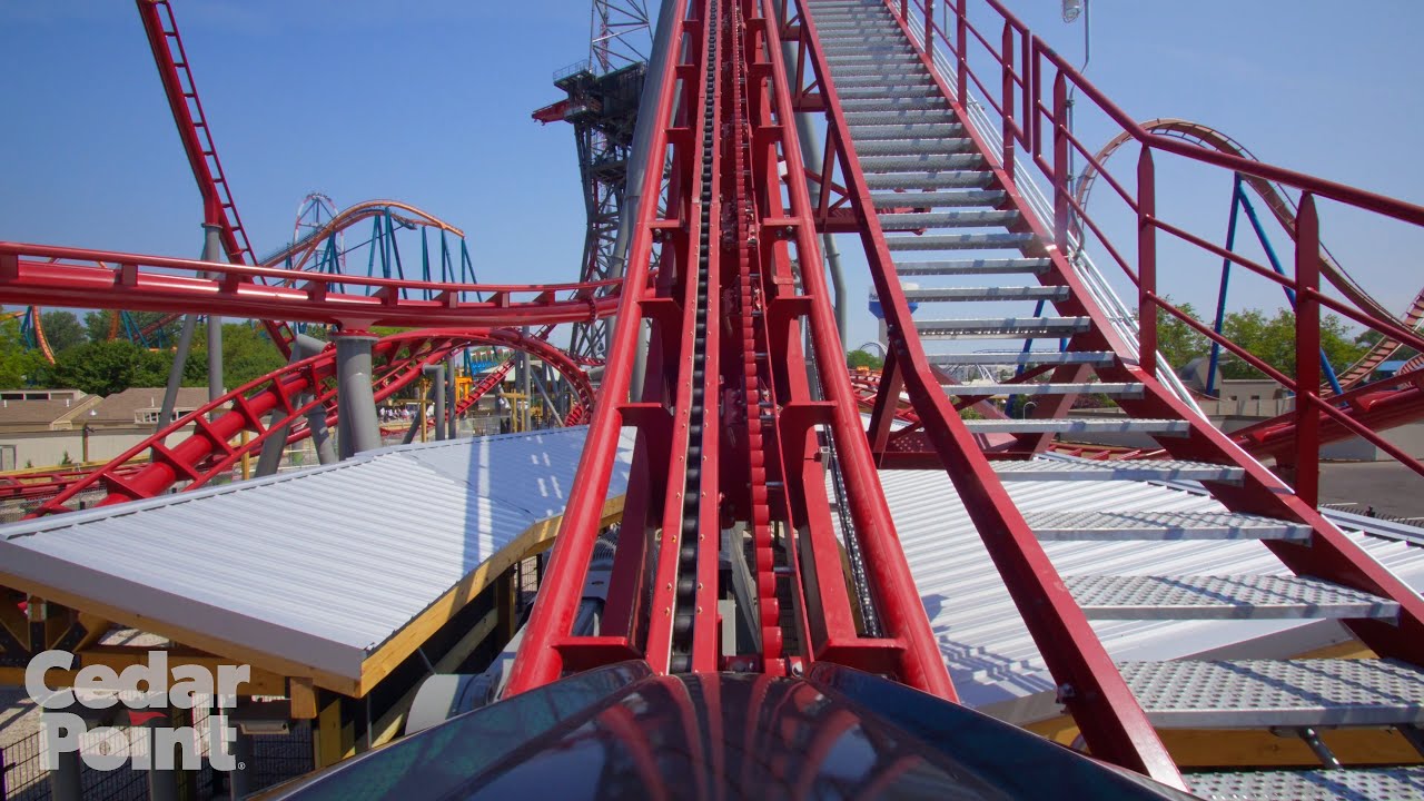 Một góc công viên giải trí Cedar Point với nhiều tàu lượn và khung cảnh sống động