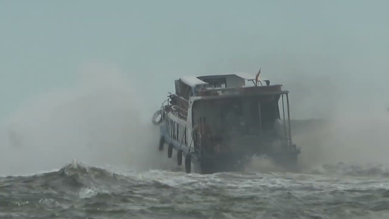 Hồ bơi trên du thuyền sang trọng