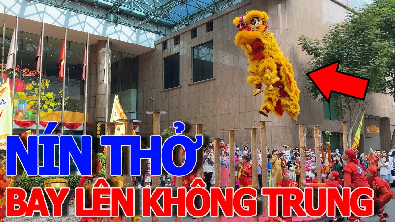 Người nước ngoài ăn phở vỉa hè