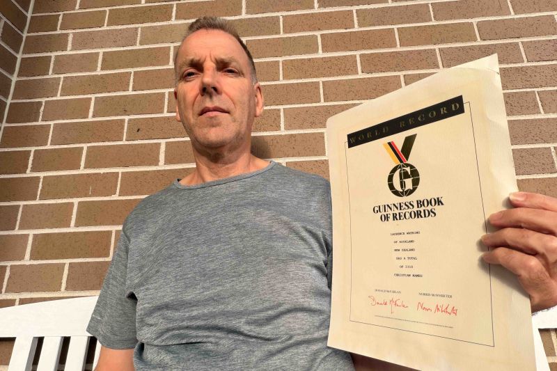 Laurence Watkins với chứng nhận kỷ lục