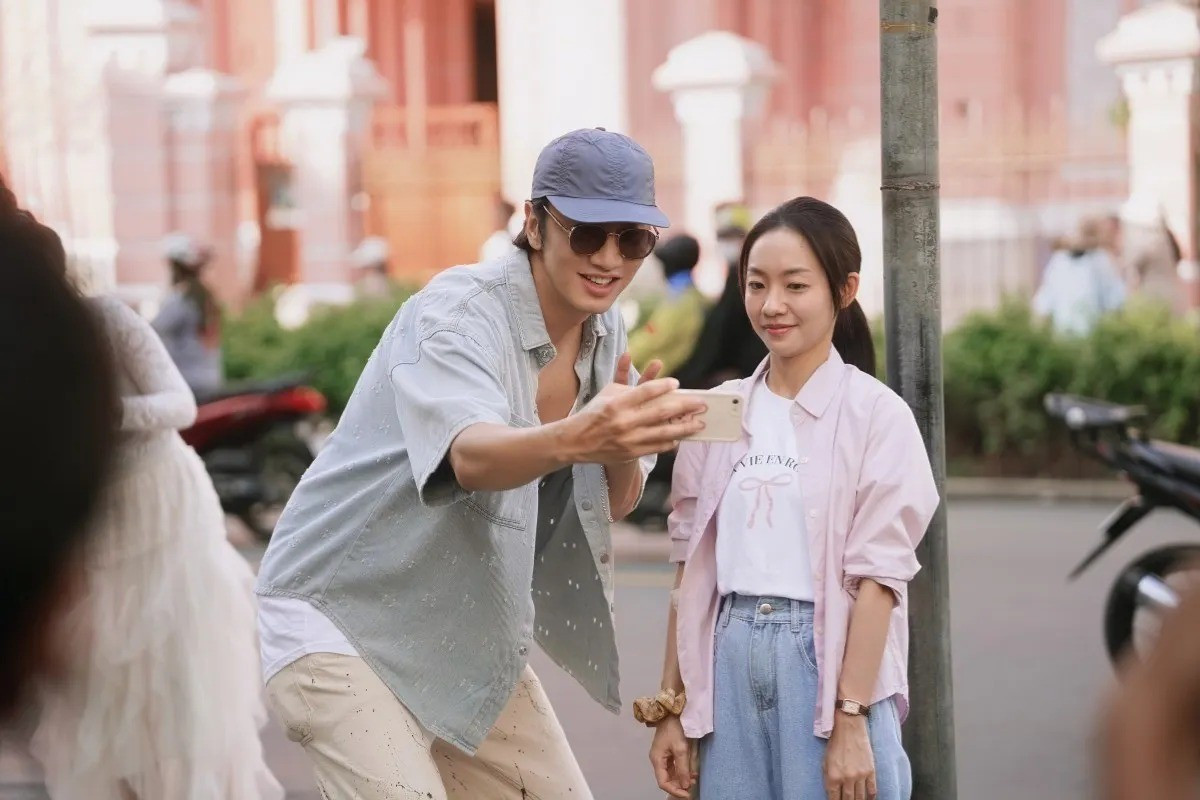 Lee Kwang Soo và Hoàng Hà trên phim trường