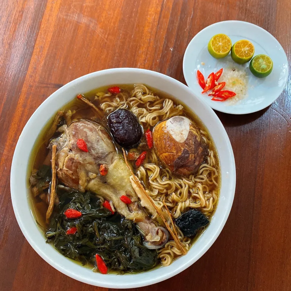 Bát mì gà tần nóng hổi với nước dùng màu đen sẫm