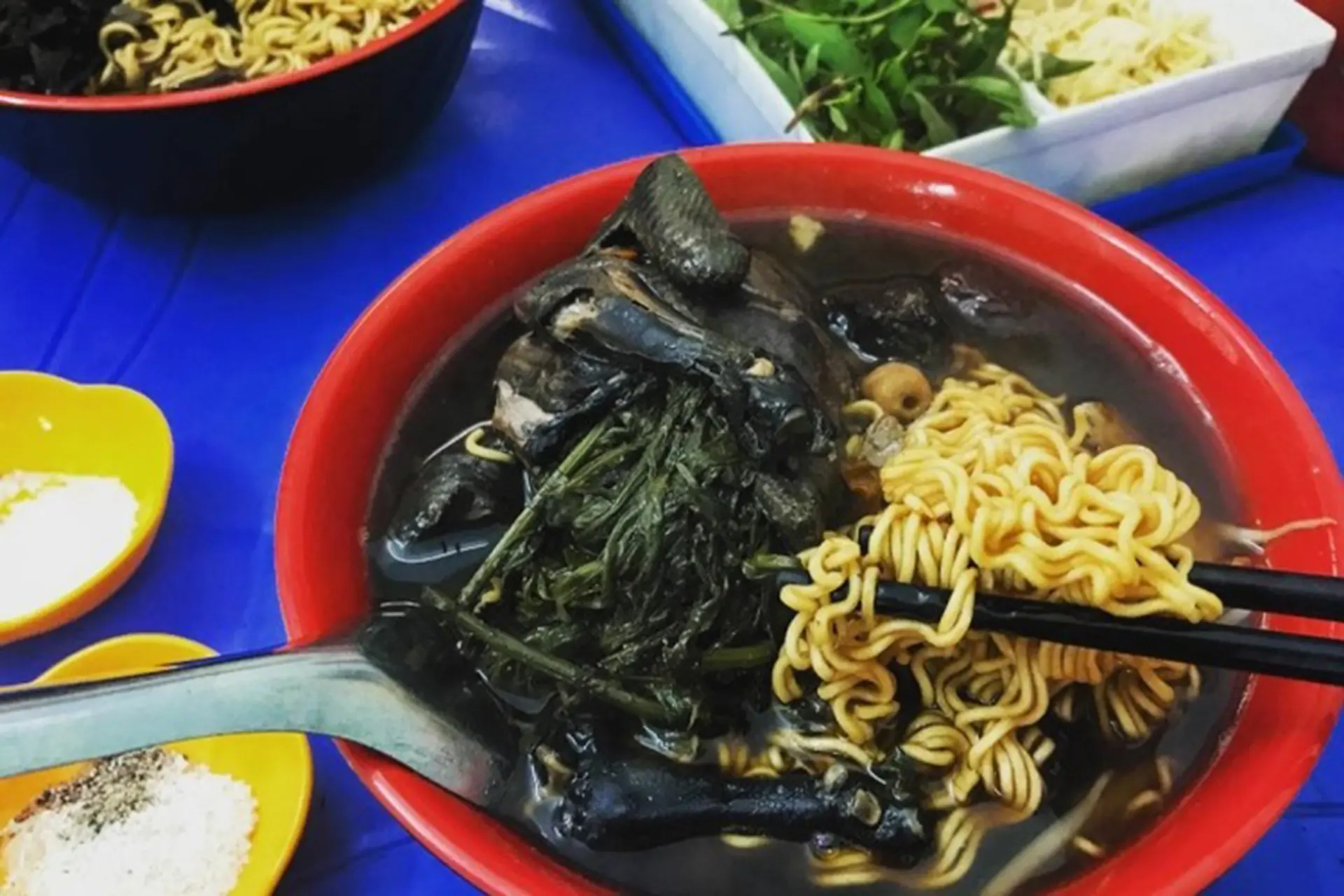 Mì gà tần với thịt gà đen và trứng non